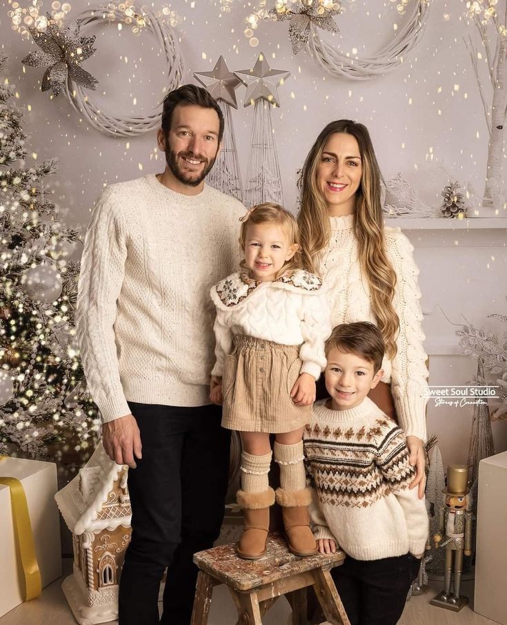 Tinute Sedinte Foto Craciun - Pulovere albe tricotate și ținute bej festive.