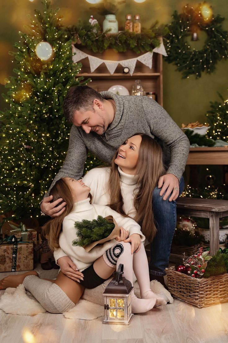 Tinute Sedinte Foto Craciun - Pulovere albe și gri, stil casual-festiv.
