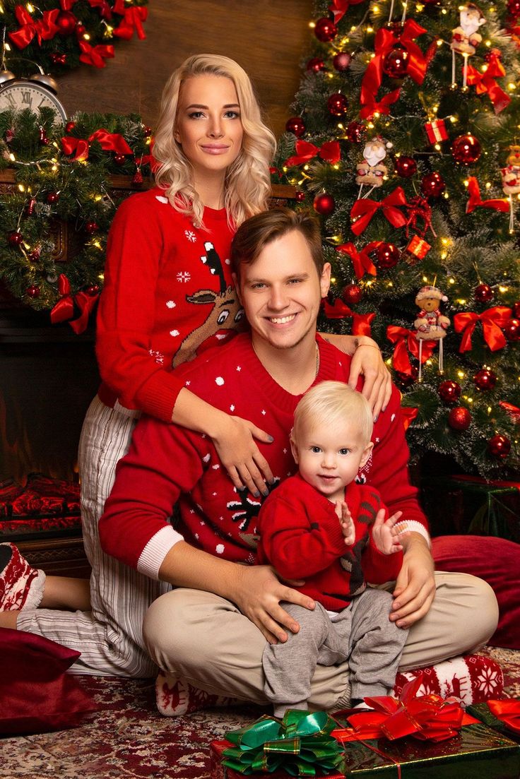 Tinute Sedinte Foto Craciun - Pulovere roșii cu modele de Crăciun festive.