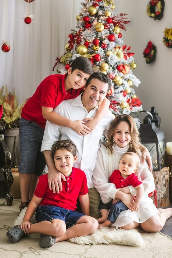 Tinute Sedinte Foto Craciun - familie îmbrăcată festiv în alb și roșu